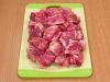 Мясо нарежьте небольшими кусочками. При выборе мяса на шашлык лучше купить охлажденное. Шашлык из замороженного мяса будет жестким.