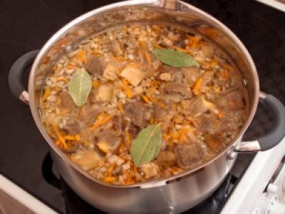 В конце приготовления добавьте лавровый лист (через 15 минут его надо вынуть из супа).
Если необходимо, досолите.
При подаче посыпьте зеленью.
