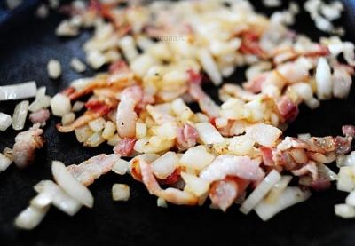Сделайте заправку к супу. Сало мелко нарежьте, растопите на сковородке до состояния шкварок. Добавьте порезанный лук, посолите.