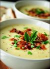 Вылейте содержимое сковородки в кастрюлю. Перемешайте и дайте супу настояться под крышкой. Перед подачей заправьте картофельный суп с макаронами свежей зеленью петрушки. Приятяного аппетита! 