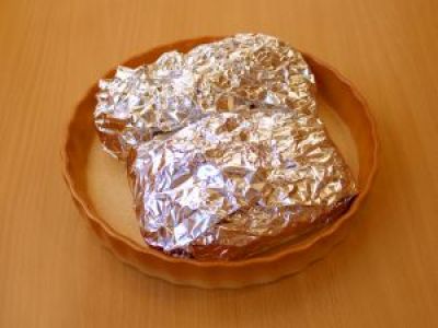 Тщательно закройте фольгу и готовьте форель с сельдереем в духовке в течение 40 минут.