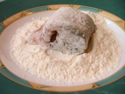 Каждый кусочек обваляйте в муке с солью.