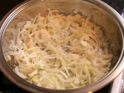 В глубокой сковороде потушите лук.