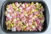 Ставим разогреваться духовку до температуры 200-220 градусов.
Мясо нарезать на кусочки 1*2 см. Яблоки почистить и нарезать небольшими кубиками.Перемешиваем свинину и яблоки.
Дно формы смазываем растительным маслом. Выкладываем свинину и яблоки.