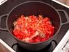 Добавьте нарезанные помидоры и тушите еще минут 10.