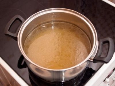 Готовый бульон процедите и дайте ему немного остыть.