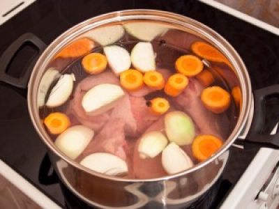 Опустите в кипящую воду, снимите всю пенку, посолите. Положите морковь и лук. 