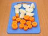 Порежьте 1 луковицу и морковь на крупные кусочки.