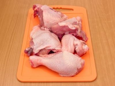 Разделайте курицу на небольшие кусочки.