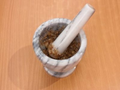 Добавьте чеснок и соль, тщательно разомните.