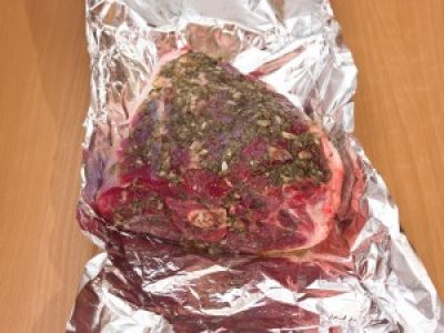 Обваляйте мясо в специях, полейте маслом и заверните в фольгу.
