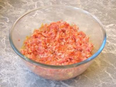 Половину заправки положите в фарш. Посолите, поперчите по вкусу. Добавьте отваренный рис. Перемешайте.