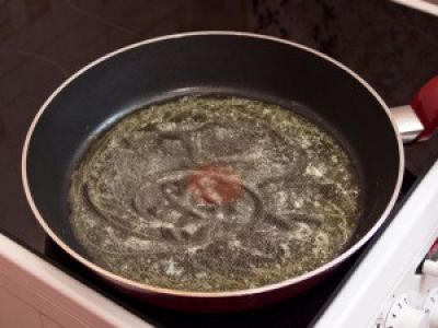 Нагрейте масло в сковороде.