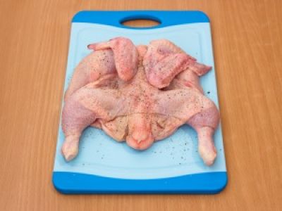 Намажьте аджикой. Приправьте солью и перцем. Посыпьте кориандром и сушеным чесноком.