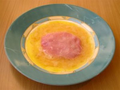 Обмакните мясо в кляр с двух сторон.