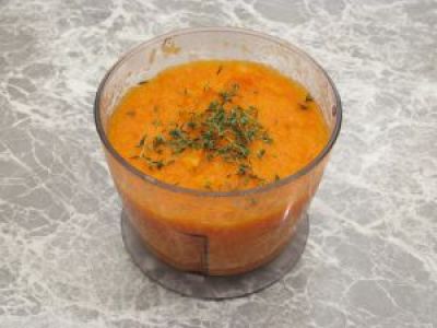 В блендере сделайте соус. Добавьте туда зелень. Любую на ваш вкус.