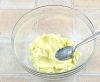 Масло взбейте, добавляя сахар, желтки, яйцо и ваниль. Добавьте муку и замесите гладкое, эластичное тесто.
