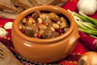 Подавайте жаркое в горшочке с овощами горячим. Приятного аппетита! 