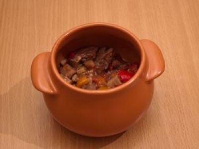 Положите в горшочек мясо.