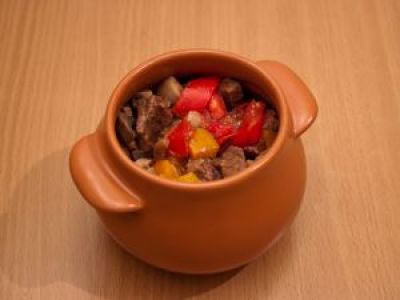 Выложите остальное мясо и залейте водой.