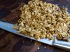 Нарубите грецкие орехи и натрите сыр хлопьями с помощью ножа для чистки картофеля.