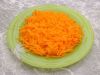 Натрите на терке очищенную и помытую морковь. Нарежьте лук.
