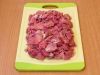 Промытое мясо нарежьте порционными кусками.