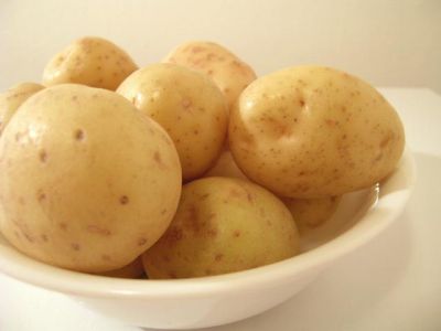 Отварите картофель в мундирах. 