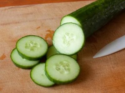 Пока готовится и остывает картофель, нарежьте ломтиками огурцы и редис. 
