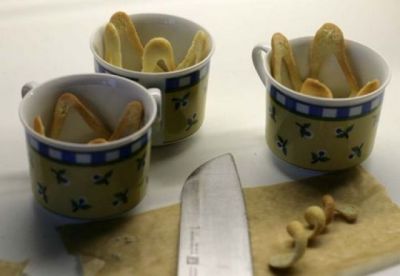 Я использовала обычные чашечки, чтобы получились круглые корзинки. Можно выдавить тесто полосочками и навернуть на палочку, получатся симпатичные спирали. С этого лучше начать - вы почувствуете, как надо обращаться с выпеченными фигурками, как быстро они застывают, и вам проще будет сделать корзинки.