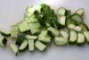 Нарезаем огурец и перец кубиками, оливки - колечками. Перец лучше брать зеленый, чтобы все компоненты салат были выдержаны в одной цветовой гамме. 