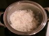 Отварите рис. Рис для суши нужно покупать специальный. При покупке обратите внимание. Это должно быть написано на упаковке. Если у вас обычный круглый рис, то варить его нужно в соленой воде. Около 20 минут после того как вода закипела.