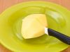 Помойте и почистите картошку. Сделайте в ней аккуратные поперечные надрезы на расстоянии 3-4 миллиметров друг от друга.