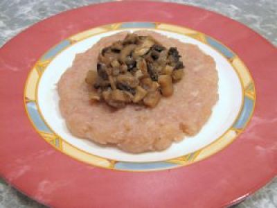 Куриное филе промойте и пропустите через мясорубку. Сделайте фарш. Посолите, поперчите. На тарелке сформируйте лепешечку. Внутрь положите начинку.
