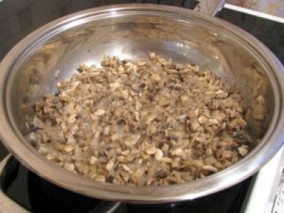 Грибы промойте и порежьте кубиками. Добавьте на сковороду к луку и жарьте 15 минут.
