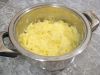 Сделайте картофельное пюре. По необходимости досолите.