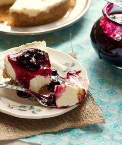 Подавайте домашний чизкейк без выпечки к чаю или кофе охлажденным, украсив тертым шоколадом, свежими ягодами, вареньем или орехами. За неимением этихх ингредиентов просто посыпьте поверхность чизкейка корицей. Приятного аппетита!  