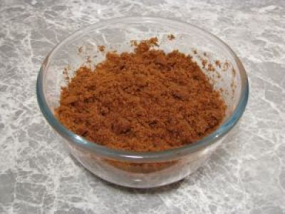 Добавьте растопленное масло в печенье.