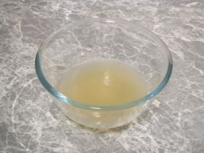 Желатин замочите в холодной воде.