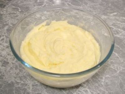 Взбейте сливки с сахаром. Добавьте сыр и взбейте до получения однородной массы. Добавьте желатин и снова взбейте.