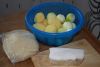 Подготовьте все необходимые продукты. Почистите картошку и лук. Нарежьте сало, его лучше всего порезать мелкой соломкой.