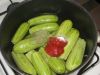 Сложите фаршированные кабачки в казан. Добавьте соль, перец, томатную пасту. Залейте водой и тушите 30 минут. Перед окончанием приготовления добавьте мяту.
