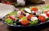 Подавайте греческий салат с фетой немедленно. Приятного аппетита!