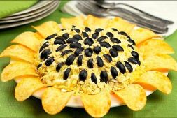 Изображение рецепта Салат Подсолнух с кукурузой и чипсами