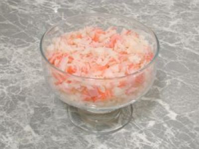 Выложите крабовое мясо, смажьте майонезом.