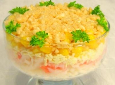 Салат с рисом и крабовым мясом готов. Приятного аппетита! 