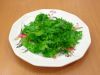 Порвите руками салатные листья и выложите на них салат из кальмаров с рисом и яйцами. Приятного аппетита!