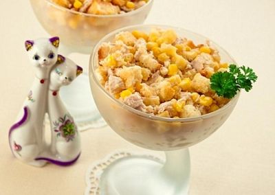 Изображение рецепта ''Салат с курицей, сыром и сухариками''