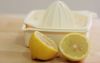 Выдавить сок из лимона (если лимон крупный, хватит и половинки).  