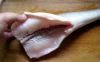Для приготовления шашлыка из судака тушку рыбы необходимо почистить, выпотрошить, вымыть и обсушить. Голову и хвост удалить. 